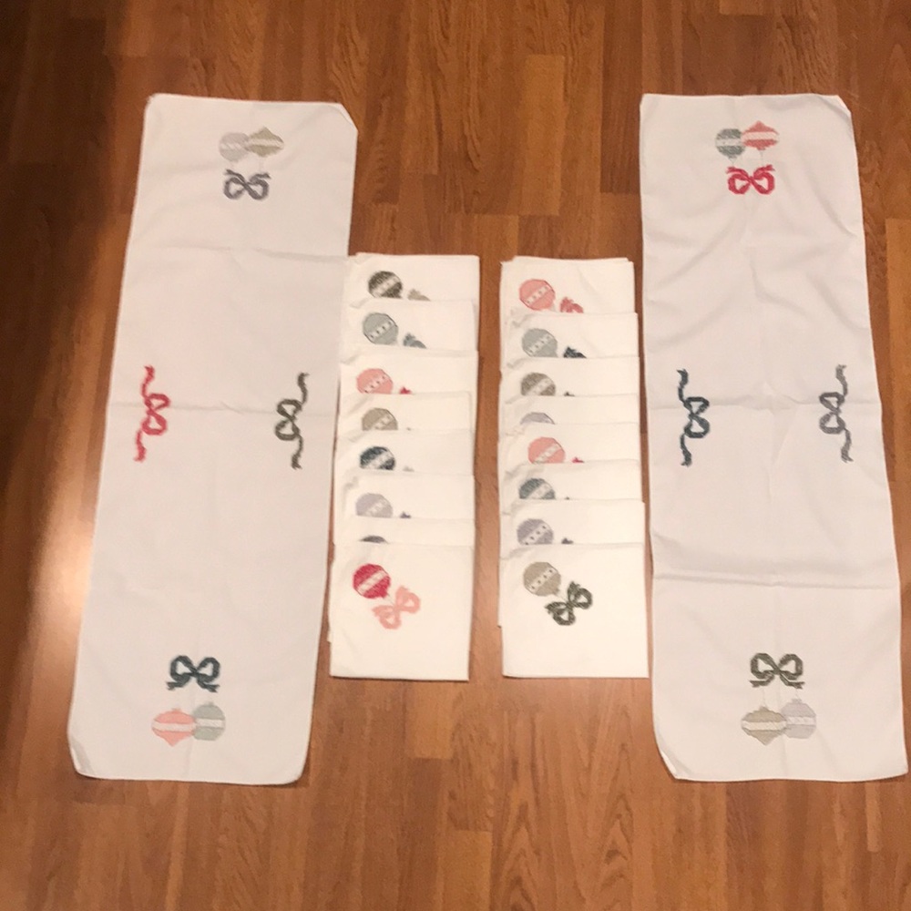 Vintage Christmas Ornaments Embroidered 16 Napkins 2 Matching Table Runners